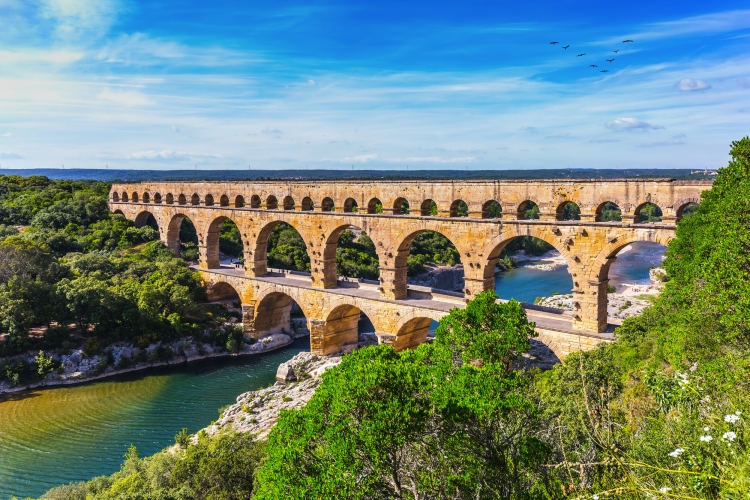 Dreistufiger Aquädukt Pont du Gard und Naturpark