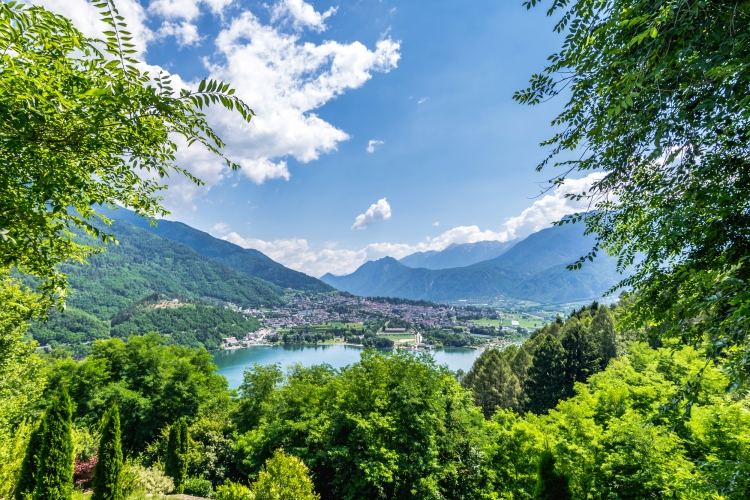 Blick auf den Lago di Levico im Trentino, Italien