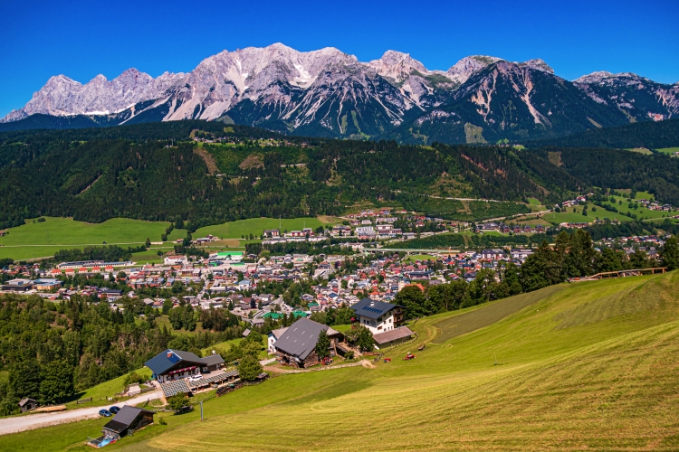 Blick auf den Dachsteingipfel und Schladming in der Steiermark, Österreich