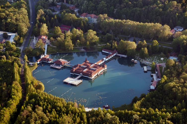 Luftaufnahme des berühmten Sees Heviz in Ungarn