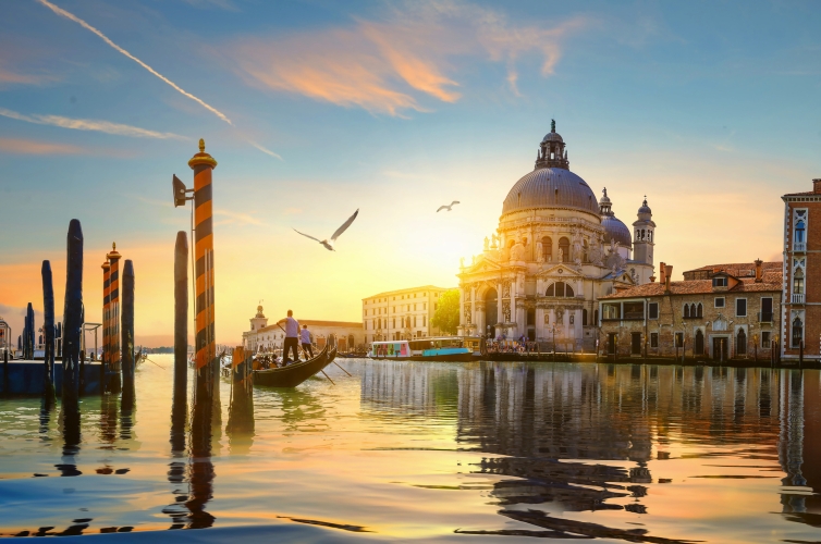 Gondoliere vor Santa Maria della Salute in Venedig